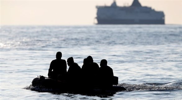 مهاجرون في القنال الإنجليزي بين فرنسا وانجلترا (رويترز)