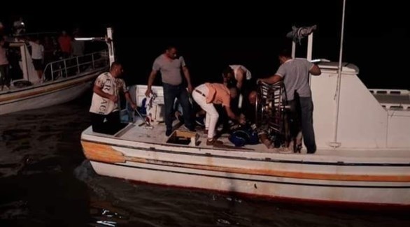 منقذون سوريون ينتشلون الناجين من القارب اللبناني (تويتر)