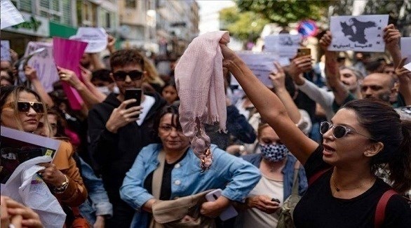 إيرانيات وإيرانيون يتظاهرون في طهران (أرشيف)