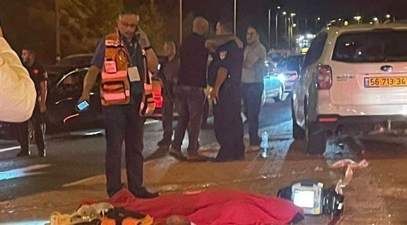 إسرائيليون حول جثة الفلسطيني بعد مقتله (تويتر)