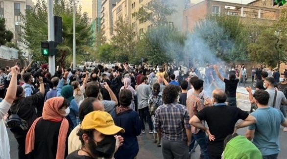 إيرانيون يتظاهرون في طهران بعد وفاة الشابة لدى الشرطة (أرشيف)