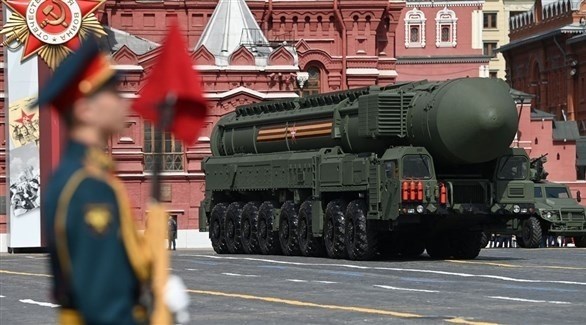 عسكري روسي أمام صاروخ باليستي في موسكو (سي إن إن)