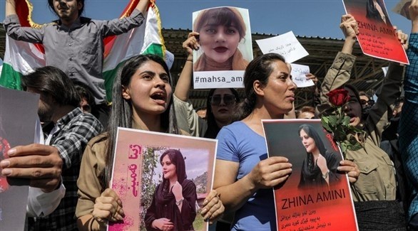 نساء يتظاهرن احتجاجاً على مقتل مهسا أميني في أربيل.(أف ب)