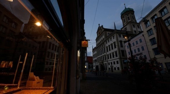 شارع مظلم في برلين مع بدء ألمانيا بتخفيض استهلاك الطاقة (أرشيف)