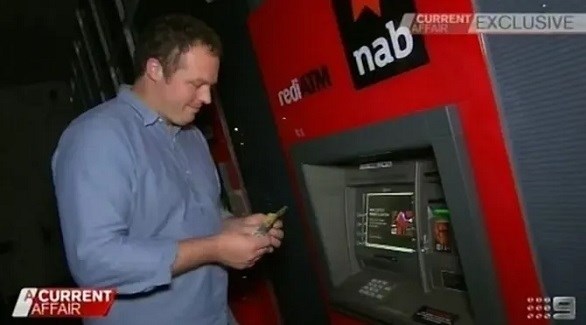 دان سوندرز يسحب النقود من جهاز الصراف الآلي (ذا صن)