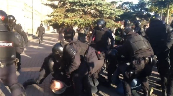 قوات روسية تعتدي على متظاهرين (تويتر)