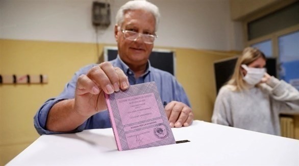 إيطالي يدلي بصوته في الانتخابات (رويترز)