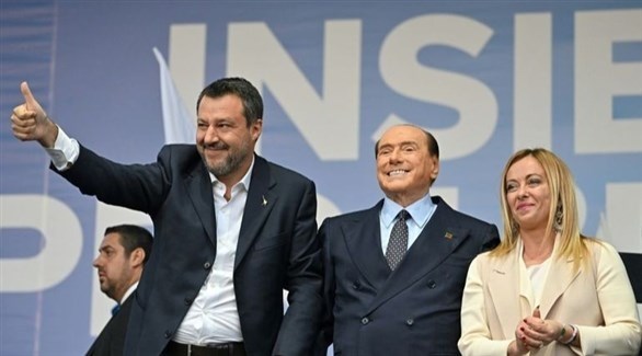 زعيمة فراتيلي ديتاليا جورجيا ميلوني مع الزعيمين اليمينيين سيلفيو برلوسكوني وماتيو سالفيني (أرشيف)