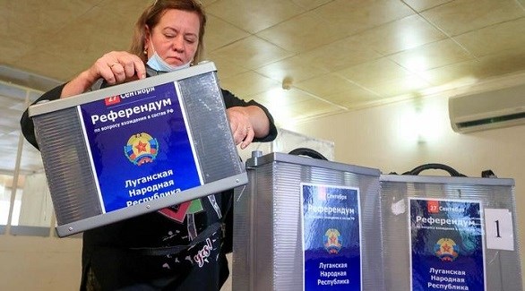 سيدة في مكتب بأوكرانيا للاستفتاء على الانضمام إلى روسيا (أرشيف)
