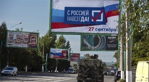 لوحة تدعو للتصويت لانضمام لوغانسك الاوكرانية إلى روسيا (أرشيف)