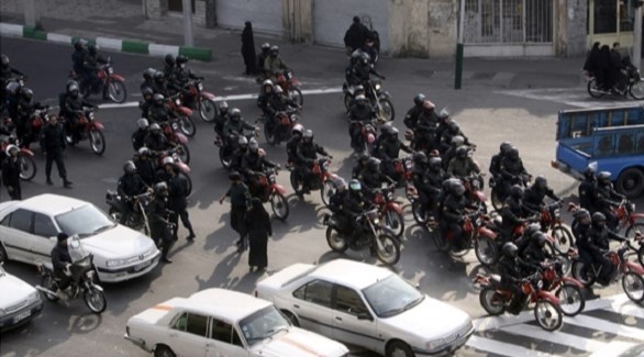 عناصر أمن في طهران يلاحقون متظاهرين (أرشيف)