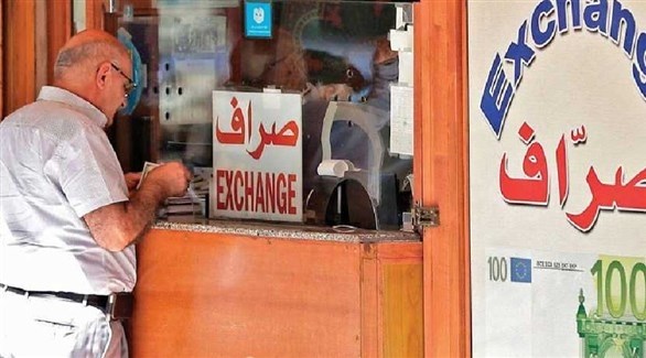 لبناني أمام محل صرافة في بيروت (أرشيف)