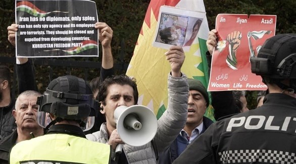 متظاهرون أمام السفارة الإيرانية في أوسلو (رويترز)