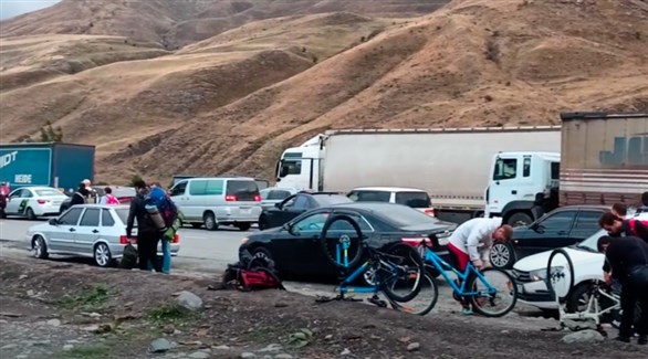 روس على متن سيارات وشاحنات وسيراً على الأرجل على الحدود مع أوزباكستان (خبر أوزبك)