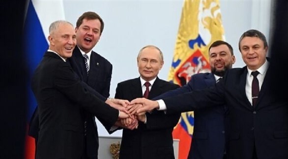 الرئيس الروسي فلاديمير بوتين وحكام الأقاليم الأربعة التي أعلنت روسيا ضمها مؤخراً (أرشيف)