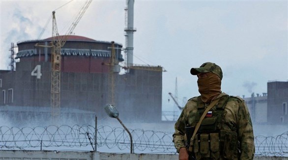 جندي روسي أمام محطة زابوريجيا النووية (أرشيف)