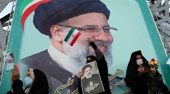 إيرانيات يرفعن صور رئيس البلاد وسط طهران (أرشيف / وانا)