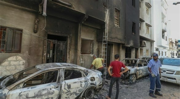 ليبيون يعاينون الأضرار بعد الاشتباكات في طرابلس.(وكالات)