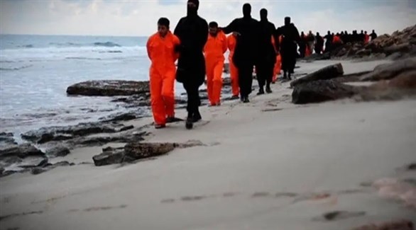 إرهابيو داعش يقودون الأسرى الأقباط في سرت قبل ذبحهم (أرشيف)