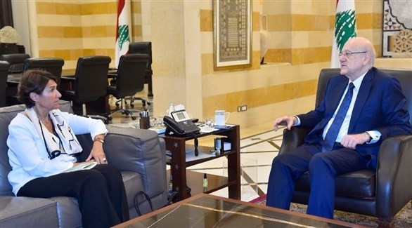 رئيس حكومة تصريف الأعمال في لبنان والسفيرة الفرنسية (أرشيف)