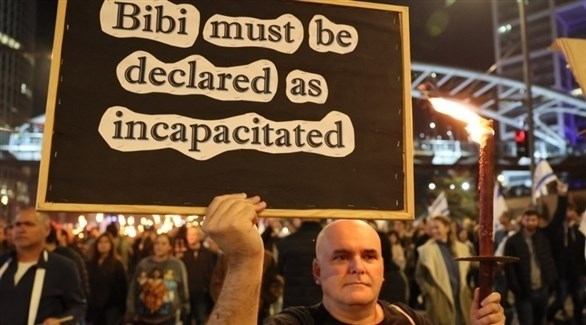 إسرائيليون يتظاهرون ضد رئيس الوزراء بنيامين نتانياهو في تل أبيب.(أف ب)