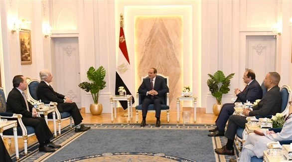 الرئيس المصري عبدالفتاح السيسي ومدير وكالة المخابرات المركزية الأمريكية (فيسبوك)