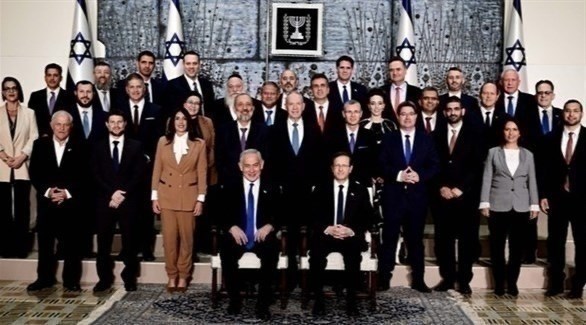 بنيامين نتانياهو متوسطاً أعضاء حكومته الجديدة (أرشيف)