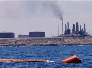 النفط الليبية تدرس وقف العمل في ميناء الزاوية 