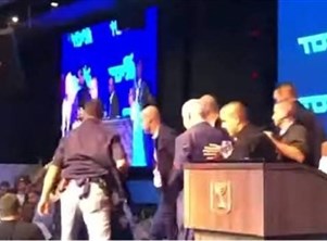 نتانياهو يترك المنصة أثناء تجمع انتخابي بسبب إنذار من هجوم محتمل
