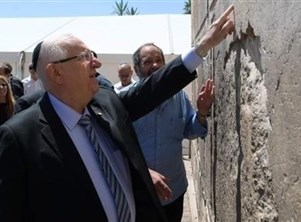 الرئيس الإسرائيلي يقتحم الحرم الإبراهيمي في الخليل
