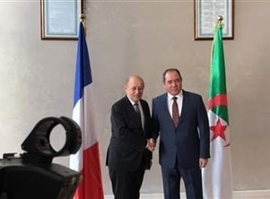 وزير الخارجية الفرنسي يبحث الأزمة الليبية في الجزائر