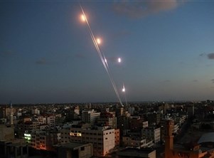 مسؤول إسرائيلي: حماس تقف وراء إطلاق الصواريخ من غزة