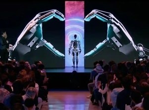 إيلون ماسك يعرض الروبوت الشبيه بالإنسان "أوبتيموس"