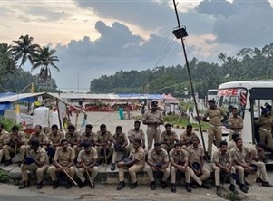 اشتباكات بين الشرطة ومحتجين على بناء ميناء ضخم في الهند