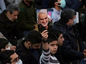 فايننشال تايمز: إيران تسعى لتحويل سليماني إلى "بطل قومي" لاستقطاب الشباب
