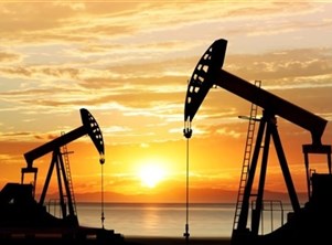 النفط يرتفع عند التسوية قبيل موسم ذروة الطلب بأمريكا 