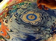 الرسم على الماء.. فنانة تونسية تبدع أعمالاً مبهرة بتقنية قديمة