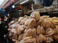 الأتراك يلجؤون إلى أكشاك "خبز الشعب" هرباً من تدهور الليرة
