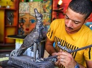 فنان مصري يصنع أسود قصر النيل بـ300 كيلوغرام من الخردة