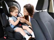 الطريقة الصحيحة لوضع الطفل بأمان في مقعد السيارة