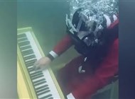 يوتيوبر يعزف على البيانو في أعماق البحار