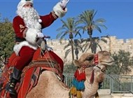 بابا نويل فلسطيني يضفي الفرح على القدس الشرقية المحتلة
