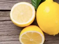 لماذا لا يجب عصر الليمون على الطعام الساخن؟