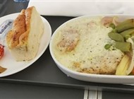 طريقة بسيطة لتحسين مذاق الطعام على الطائرة