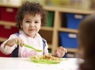 دراسة تكشف تأثير تغذية الطفل على صحته النفسية