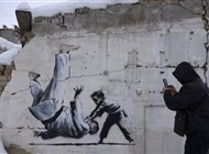 أوكرانيا تلاحق سارق جدارية بانسكي في كييف