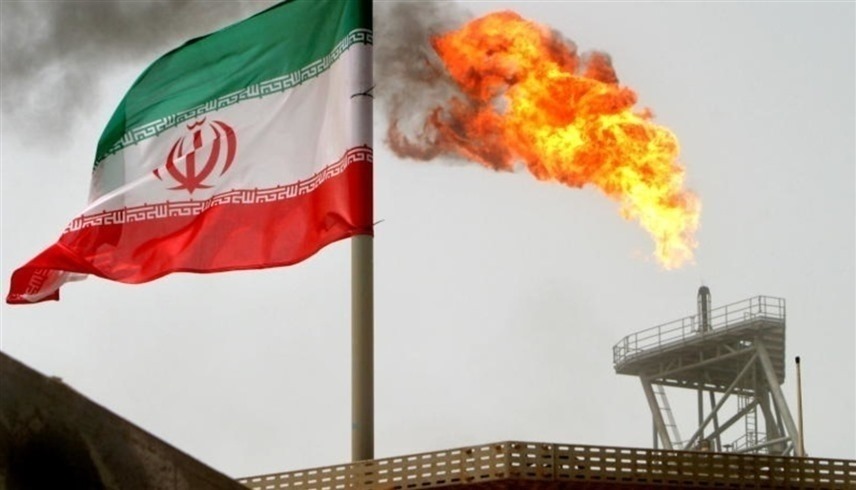 علم إيران بجانب منشأة نفطية (أرشيف)
