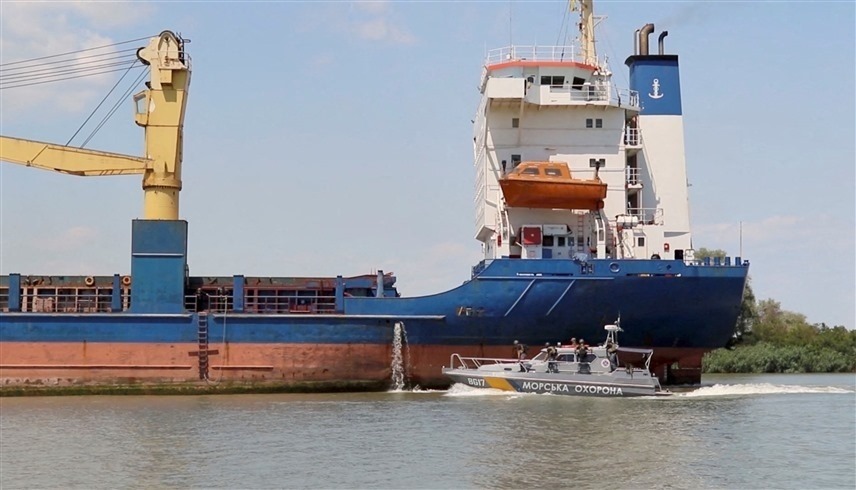 سفينة حبوب في ميناء أوكراني (رويترز)