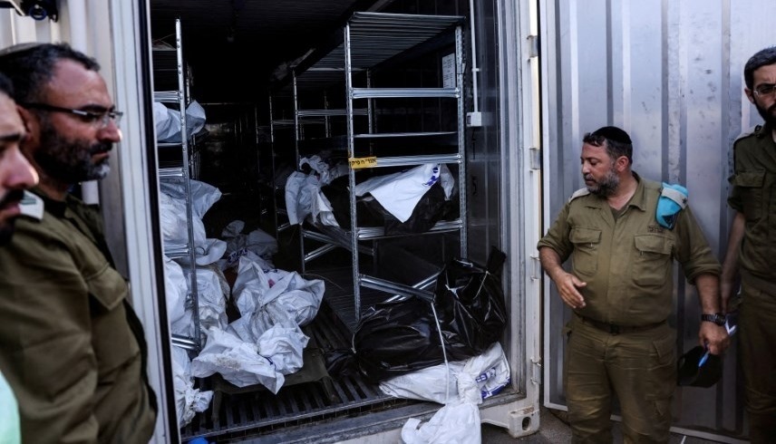 قوات الجيش الإسرائيلي تتفقد عدداً من الجثث والمفقودين (رويترز)