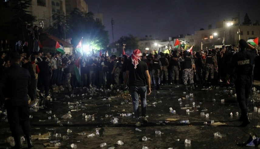 متظاهرون قرب السفارة الإسرائيلية في عمان (رويترز)